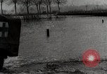 Image les troupes américaines lutte leur voie dans une petite ville Allemagne, 1944, de la seconde 21 séquences d'archives historiques vidéo 65675024442