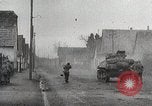 Image les troupes américaines lutte leur voie dans une petite ville Allemagne, 1944, de la seconde 23 séquences d'archives historiques vidéo 65675024442