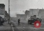 Image les troupes américaines lutte leur voie dans une petite ville Allemagne, 1944, de la seconde 24 séquences d'archives historiques vidéo 65675024442