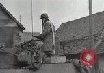 Image les troupes américaines lutte leur voie dans une petite ville Allemagne, 1944, de la seconde 25 séquences d'archives historiques vidéo 65675024442