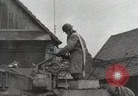 Image les troupes américaines lutte leur voie dans une petite ville Allemagne, 1944, de la seconde 26 séquences d'archives historiques vidéo 65675024442