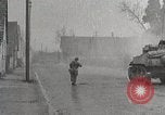 Image les troupes américaines lutte leur voie dans une petite ville Allemagne, 1944, de la seconde 27 séquences d'archives historiques vidéo 65675024442