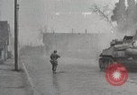 Image les troupes américaines lutte leur voie dans une petite ville Allemagne, 1944, de la seconde 28 séquences d'archives historiques vidéo 65675024442