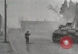 Image les troupes américaines lutte leur voie dans une petite ville Allemagne, 1944, de la seconde 29 séquences d'archives historiques vidéo 65675024442