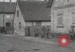 Image les troupes américaines lutte leur voie dans une petite ville Allemagne, 1944, de la seconde 30 séquences d'archives historiques vidéo 65675024442
