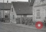 Image les troupes américaines lutte leur voie dans une petite ville Allemagne, 1944, de la seconde 31 séquences d'archives historiques vidéo 65675024442