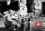Image les troupes américaines lutte leur voie dans une petite ville Allemagne, 1944, de la seconde 32 séquences d'archives historiques vidéo 65675024442