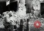Image les troupes américaines lutte leur voie dans une petite ville Allemagne, 1944, de la seconde 33 séquences d'archives historiques vidéo 65675024442