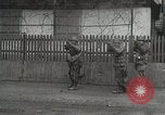 Image les troupes américaines lutte leur voie dans une petite ville Allemagne, 1944, de la seconde 34 séquences d'archives historiques vidéo 65675024442