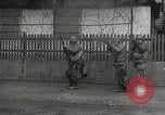 Image les troupes américaines lutte leur voie dans une petite ville Allemagne, 1944, de la seconde 35 séquences d'archives historiques vidéo 65675024442