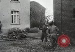 Image les troupes américaines lutte leur voie dans une petite ville Allemagne, 1944, de la seconde 61 séquences d'archives historiques vidéo 65675024442