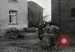 Image les troupes américaines lutte leur voie dans une petite ville Allemagne, 1944, de la seconde 62 séquences d'archives historiques vidéo 65675024442