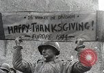 Standbild US-Infanteriedivision 26 Yankee feiert Thanksgiving Frankreich, 1944, aus Sekunde 50 historischem Filmmaterial Videoclip 65675024443