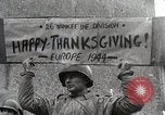 Standbild US-Infanteriedivision 26 Yankee feiert Thanksgiving Frankreich, 1944, aus Sekunde 51 historischem Filmmaterial Videoclip 65675024443