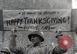 Standbild US-Infanteriedivision 26 Yankee feiert Thanksgiving Frankreich, 1944, aus Sekunde 52 historischem Filmmaterial Videoclip 65675024443