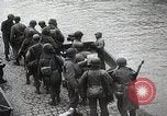 Image les forces américaines l'avance en Allemagne en Seconde Guerre Mondiale Julich Allemagne, 1945, de la seconde 15 séquences d'archives historiques vidéo 65675024449