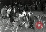 Image Mardi Gras Paris France, 1945, de la seconde 4 séquences d'archives historiques vidéo 65675024461