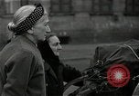 Immagine di Popolo tedesco Nürnberg Germania, 1945, secondo 16 filmato di repertorio 65675024475