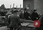 Immagine di Popolo tedesco Nürnberg Germania, 1945, secondo 26 filmato di repertorio 65675024475