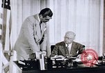 Standbild United States Information Agency Operationen United States USA, 1954, aus Sekunde 51 historischem Filmmaterial Videoclip 65675024522