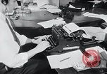Image United States Information Service contre la propagande soviétique United States USA, 1956, de la seconde 23 séquences d'archives historiques vidéo 65675024533
