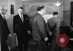 Image United States Information Service contre la propagande soviétique United States USA, 1956, de la seconde 54 séquences d'archives historiques vidéo 65675024533