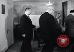 Image United States Information Service contre la propagande soviétique United States USA, 1956, de la seconde 56 séquences d'archives historiques vidéo 65675024533