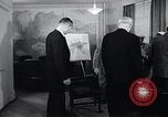 Image United States Information Service contre la propagande soviétique United States USA, 1956, de la seconde 57 séquences d'archives historiques vidéo 65675024533