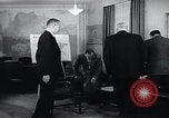 Image United States Information Service contre la propagande soviétique United States USA, 1956, de la seconde 58 séquences d'archives historiques vidéo 65675024533