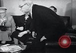 Image United States Information Service contre la propagande soviétique United States USA, 1956, de la seconde 59 séquences d'archives historiques vidéo 65675024533