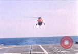 Immagine di Elicottero atterra sul ponte Oceano atlantico, 1962, secondo 1 filmato di repertorio 65675024590