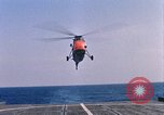 Immagine di Elicottero atterra sul ponte Oceano atlantico, 1962, secondo 5 filmato di repertorio 65675024590