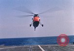 Immagine di Elicottero atterra sul ponte Oceano atlantico, 1962, secondo 6 filmato di repertorio 65675024590