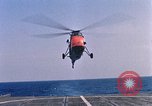 Immagine di Elicottero atterra sul ponte Oceano atlantico, 1962, secondo 7 filmato di repertorio 65675024590