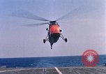 Immagine di Elicottero atterra sul ponte Oceano atlantico, 1962, secondo 8 filmato di repertorio 65675024590