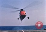 Immagine di Elicottero atterra sul ponte Oceano atlantico, 1962, secondo 9 filmato di repertorio 65675024590