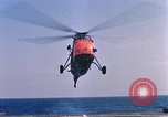 Immagine di Elicottero atterra sul ponte Oceano atlantico, 1962, secondo 10 filmato di repertorio 65675024590