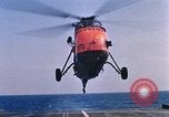 Immagine di Elicottero atterra sul ponte Oceano atlantico, 1962, secondo 15 filmato di repertorio 65675024590
