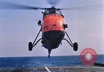 Immagine di Elicottero atterra sul ponte Oceano atlantico, 1962, secondo 17 filmato di repertorio 65675024590