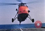 Immagine di Elicottero atterra sul ponte Oceano atlantico, 1962, secondo 18 filmato di repertorio 65675024590