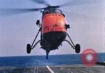 Immagine di Elicottero atterra sul ponte Oceano atlantico, 1962, secondo 19 filmato di repertorio 65675024590