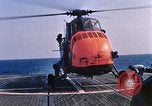 Immagine di Elicottero atterra sul ponte Oceano atlantico, 1962, secondo 23 filmato di repertorio 65675024590