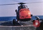 Immagine di Elicottero atterra sul ponte Oceano atlantico, 1962, secondo 25 filmato di repertorio 65675024590
