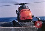 Immagine di Elicottero atterra sul ponte Oceano atlantico, 1962, secondo 26 filmato di repertorio 65675024590