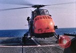 Immagine di Elicottero atterra sul ponte Oceano atlantico, 1962, secondo 28 filmato di repertorio 65675024590