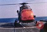 Immagine di Elicottero atterra sul ponte Oceano atlantico, 1962, secondo 29 filmato di repertorio 65675024590