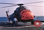 Immagine di Elicottero atterra sul ponte Oceano atlantico, 1962, secondo 42 filmato di repertorio 65675024590