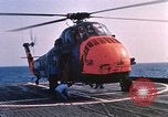 Immagine di Elicottero atterra sul ponte Oceano atlantico, 1962, secondo 46 filmato di repertorio 65675024590