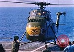 Standbild US Marine Corps UH 34D Hubschrauber landet auf Deck Cape Canaveral Florida USA, 1962, aus Sekunde 29 historischem Filmmaterial Videoclip 65675024593