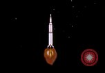 Immagine di Inizio degli anni sessanta e rappresentazione animata sbarco sulla luna United States USA, 1962, secondo 15 filmato di repertorio 65675024615